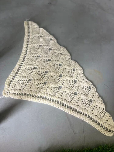 ™ Alas Meja vintage crochet Triangle Cream